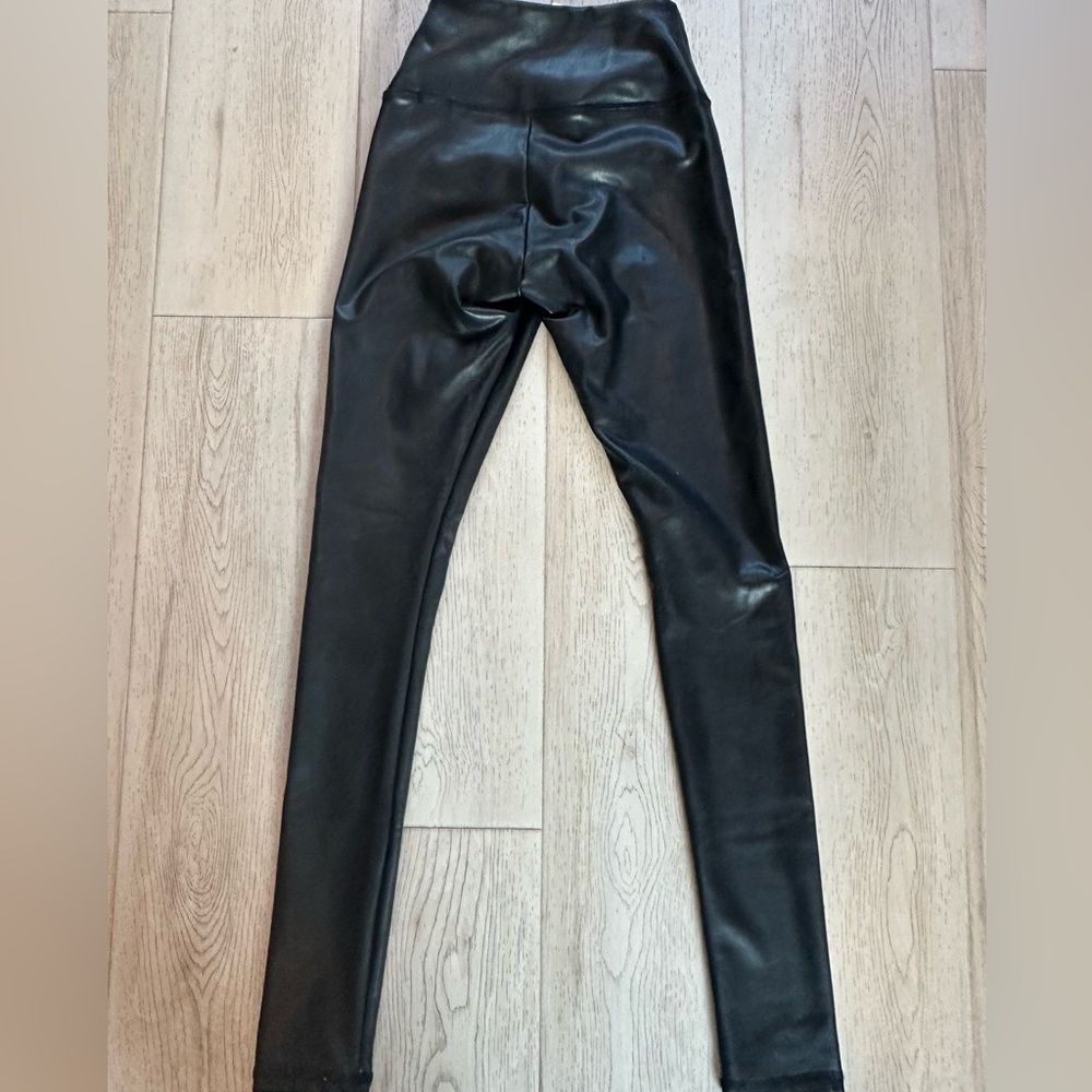 NWT HOLLISTER ULTRA HIGH RISE Faux Leather pants size XXS - Picture 3 of 6